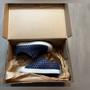 Native Jefferson boys girls navy blue shoes 4c with box